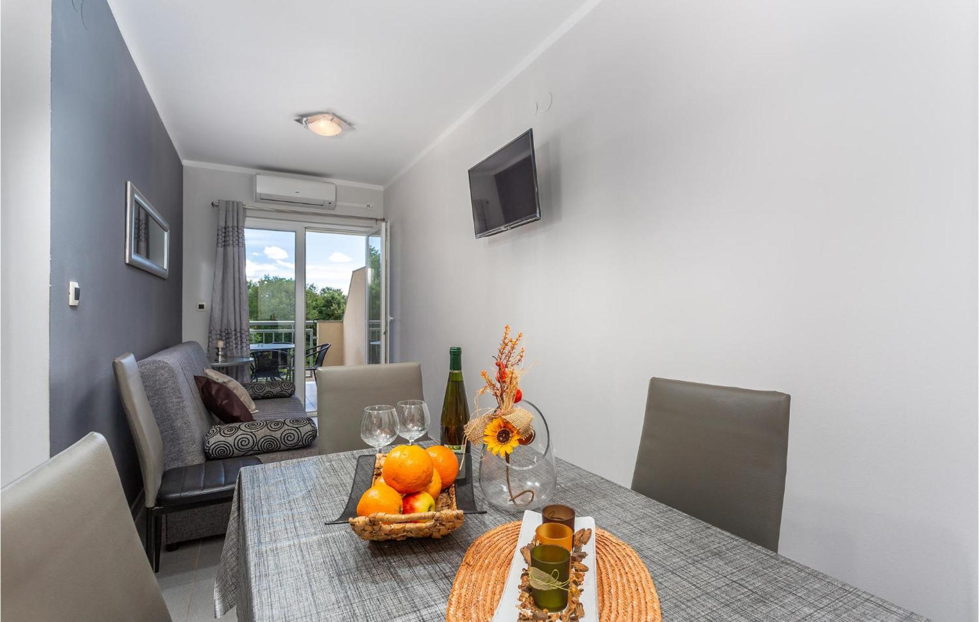 Beautiful Apartment In Pinezici With Wifi Extérieur photo