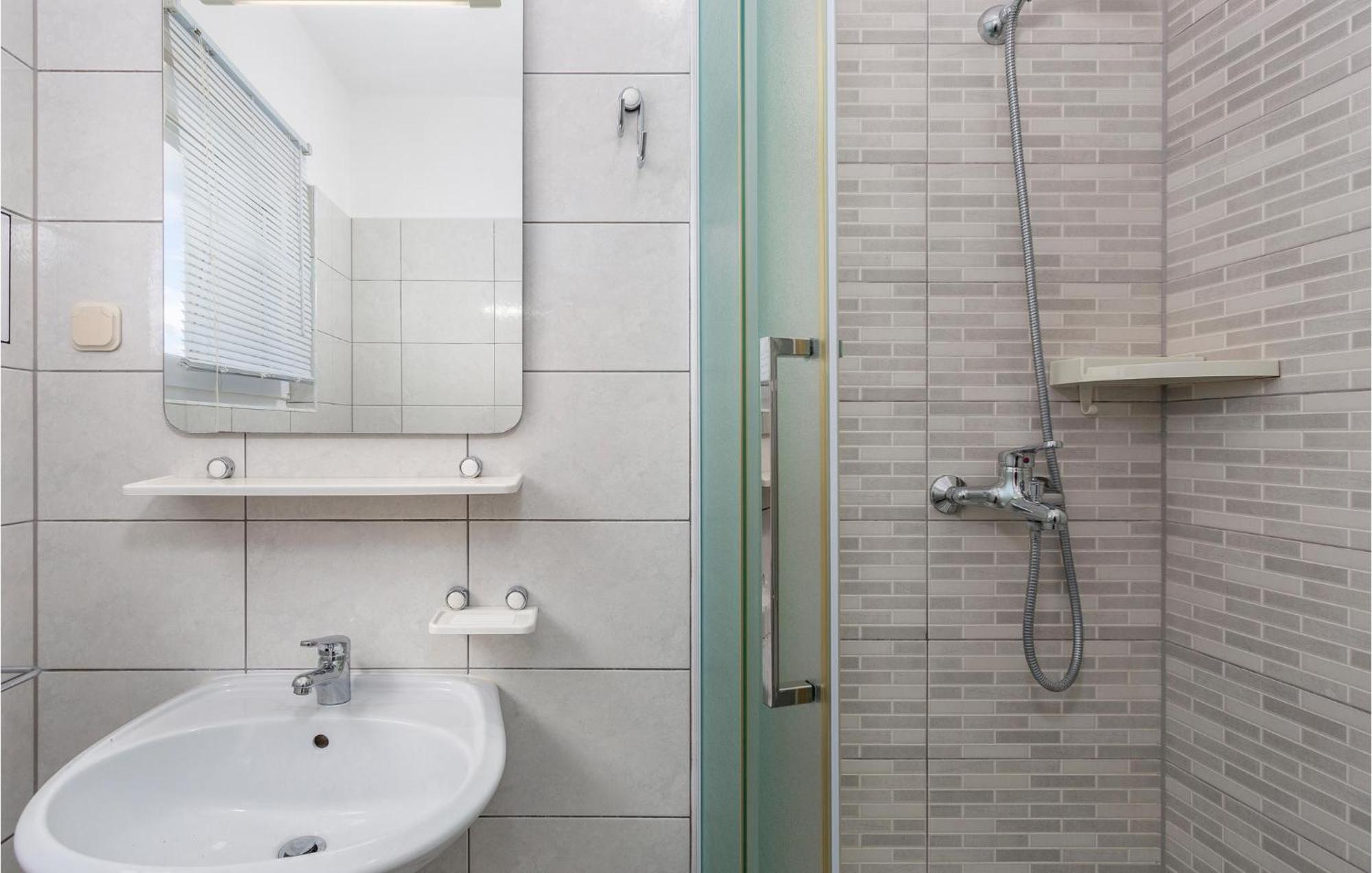 Beautiful Apartment In Pinezici With Wifi Extérieur photo
