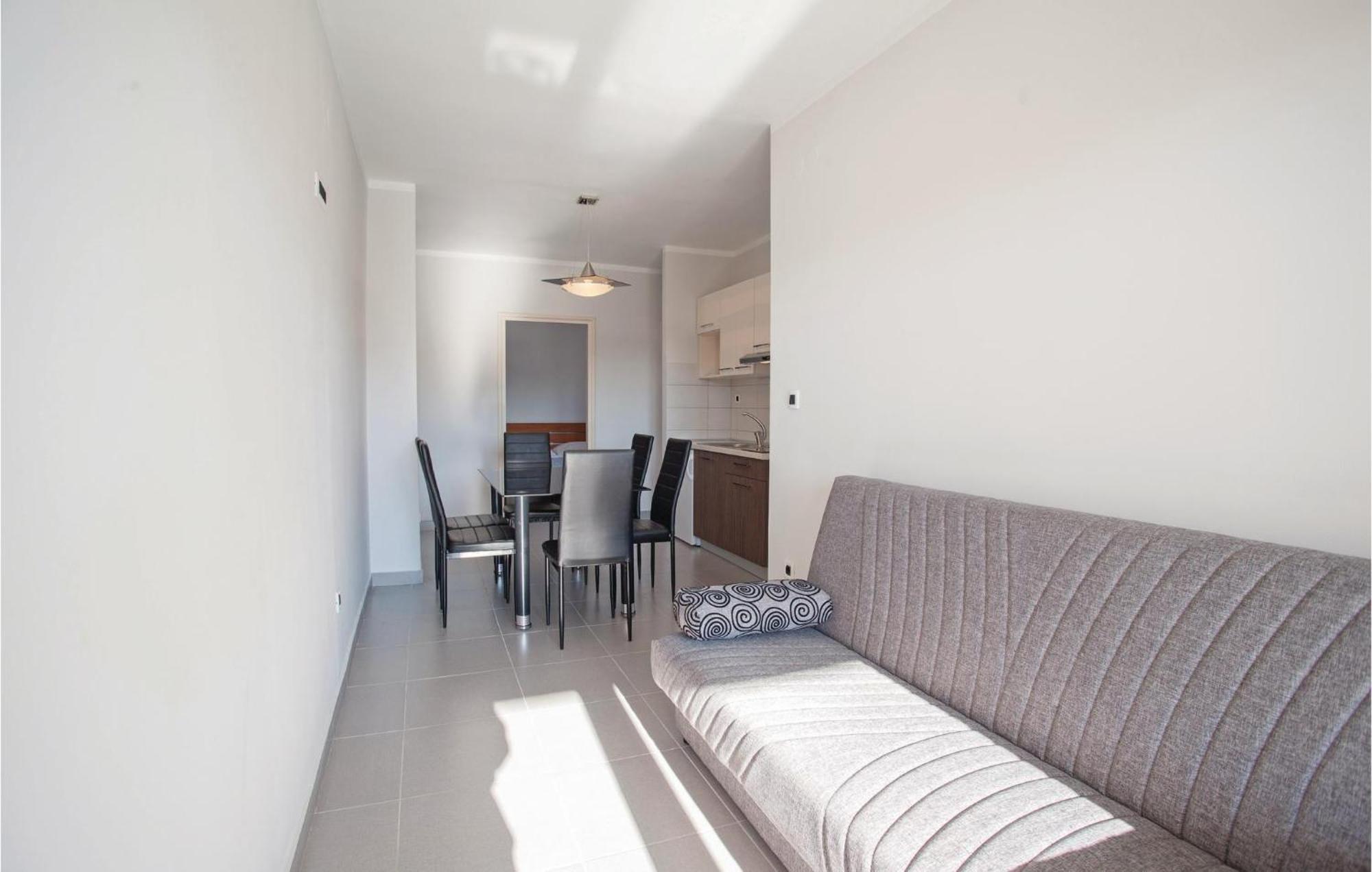 Beautiful Apartment In Pinezici With Wifi Extérieur photo