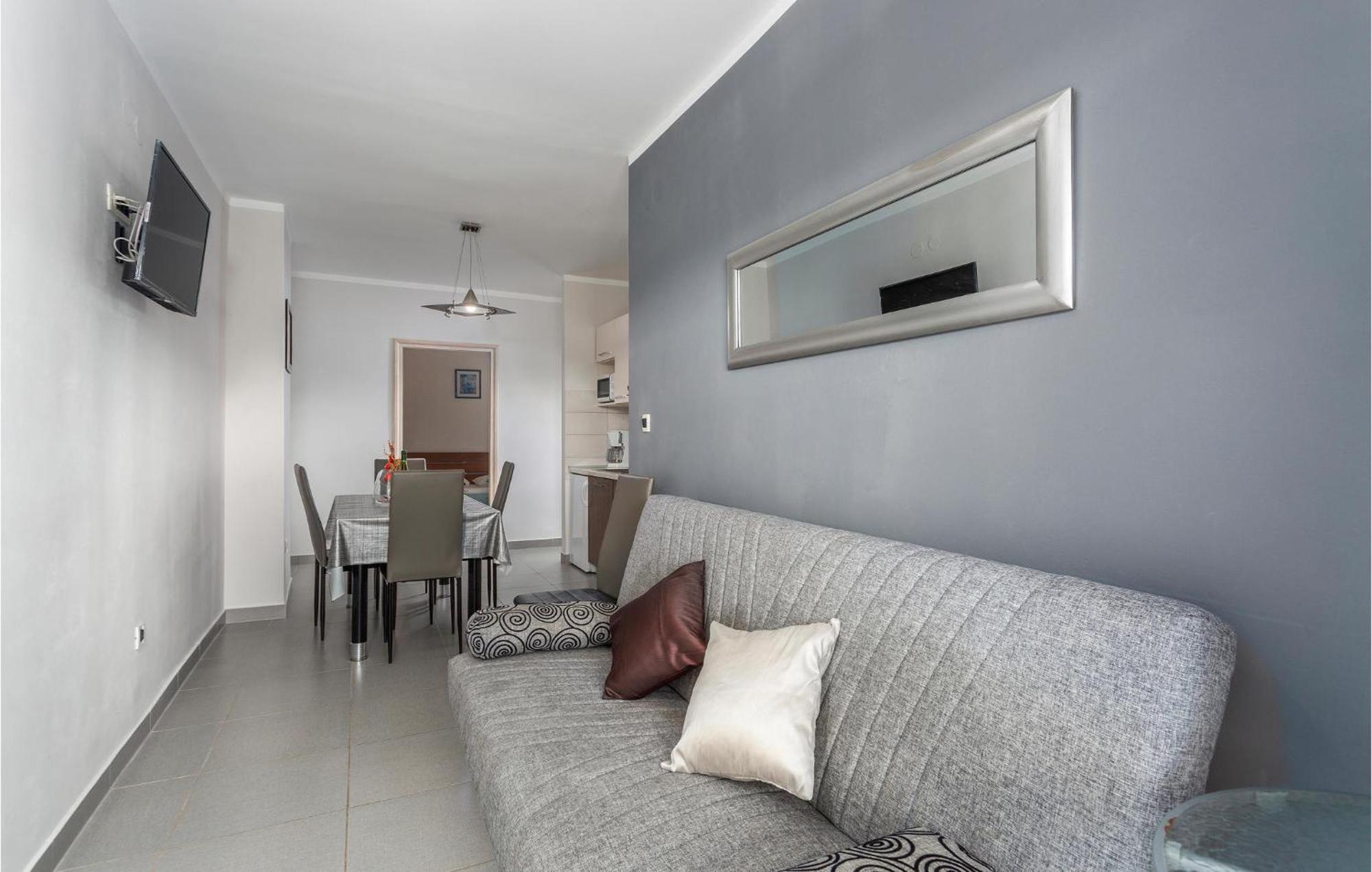 Beautiful Apartment In Pinezici With Wifi Extérieur photo